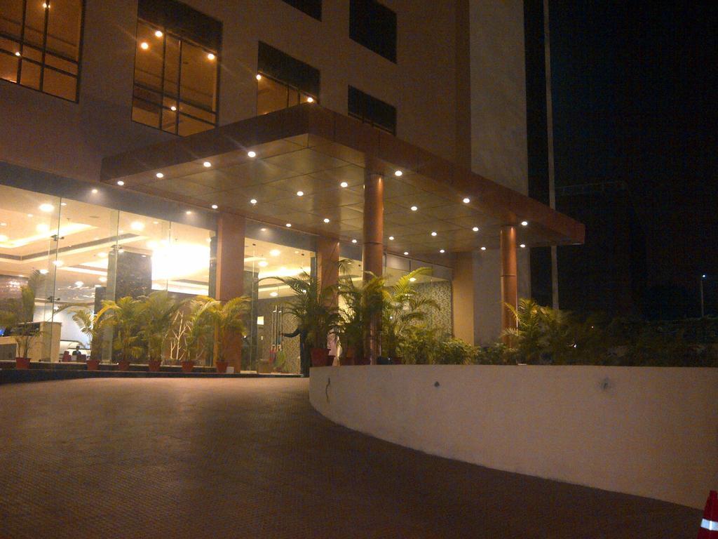 Ramada Jamshedpur Bistupur Hotel Exterior photo